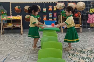 Các bé lớp 3 tuổi vui chơi cùng trái bóng