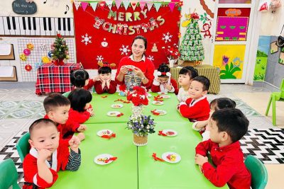 Giáng Sinh rộn ràng – Bé khéo tay làm bánh gừng!